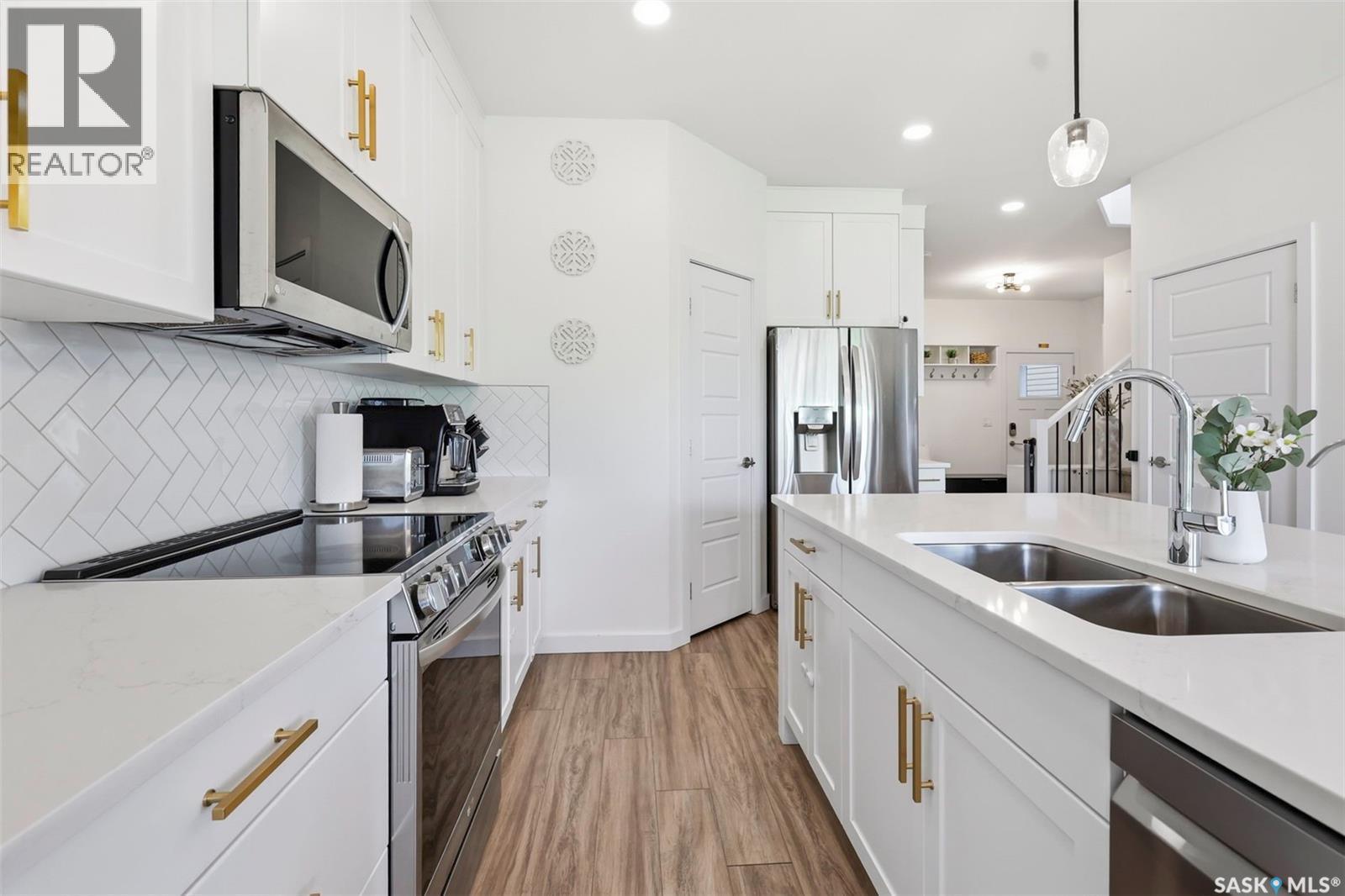 421 Germain Manor, Saskatoon, SK - Indoor Photo Showing Kitchen With Double Sink With Upgraded Kitchen