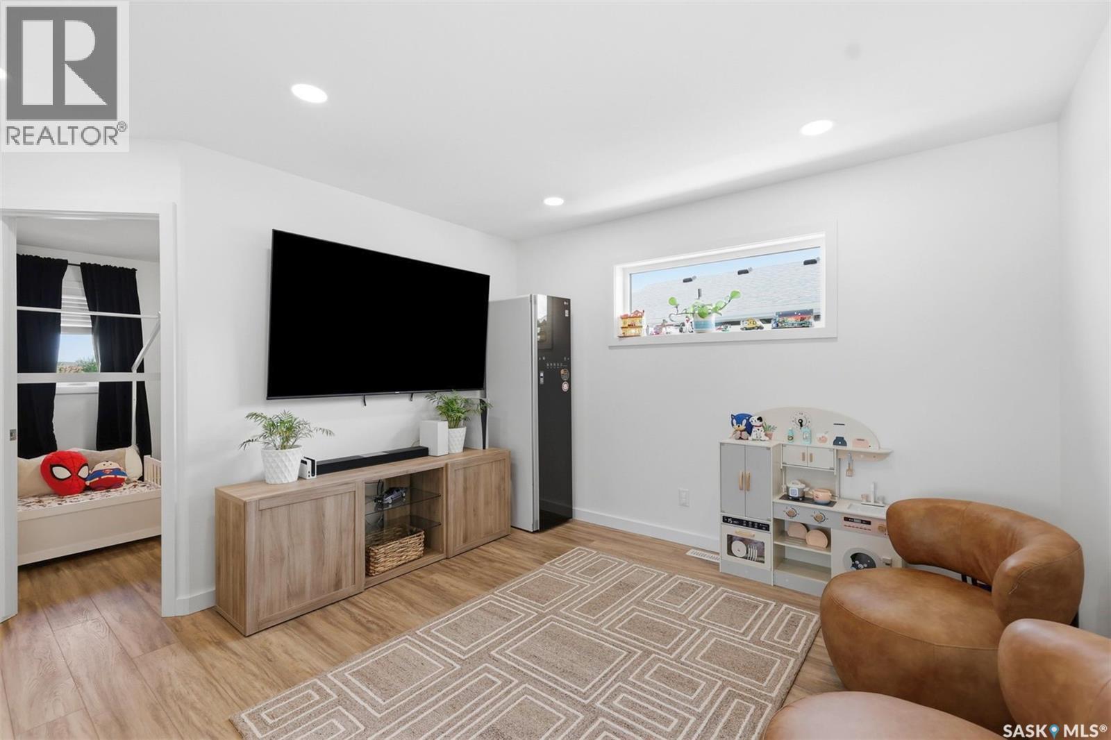 421 Germain Manor, Saskatoon, SK - Indoor Photo Showing Living Room