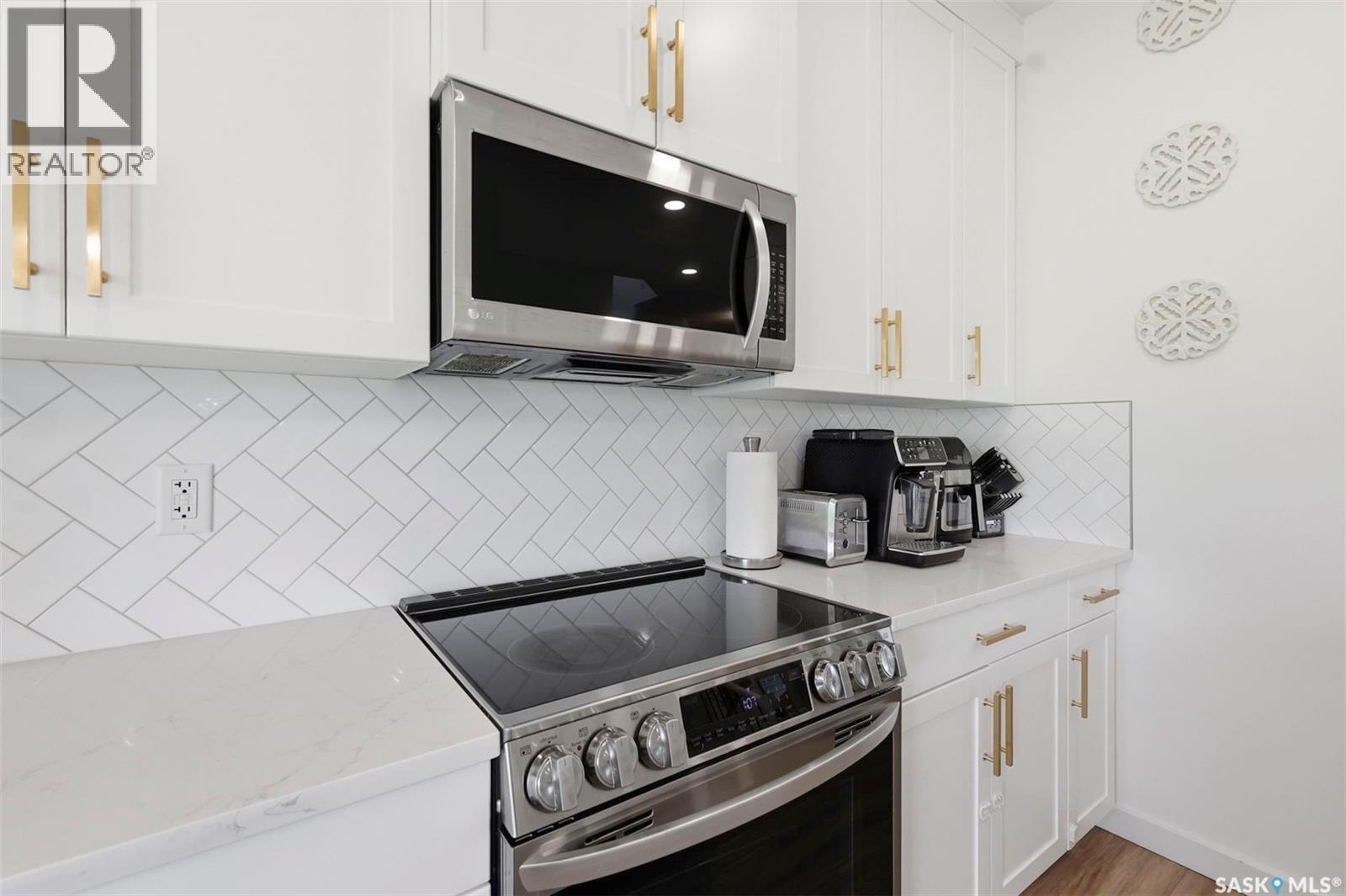 421 Germain Manor, Saskatoon, SK - Indoor Photo Showing Kitchen