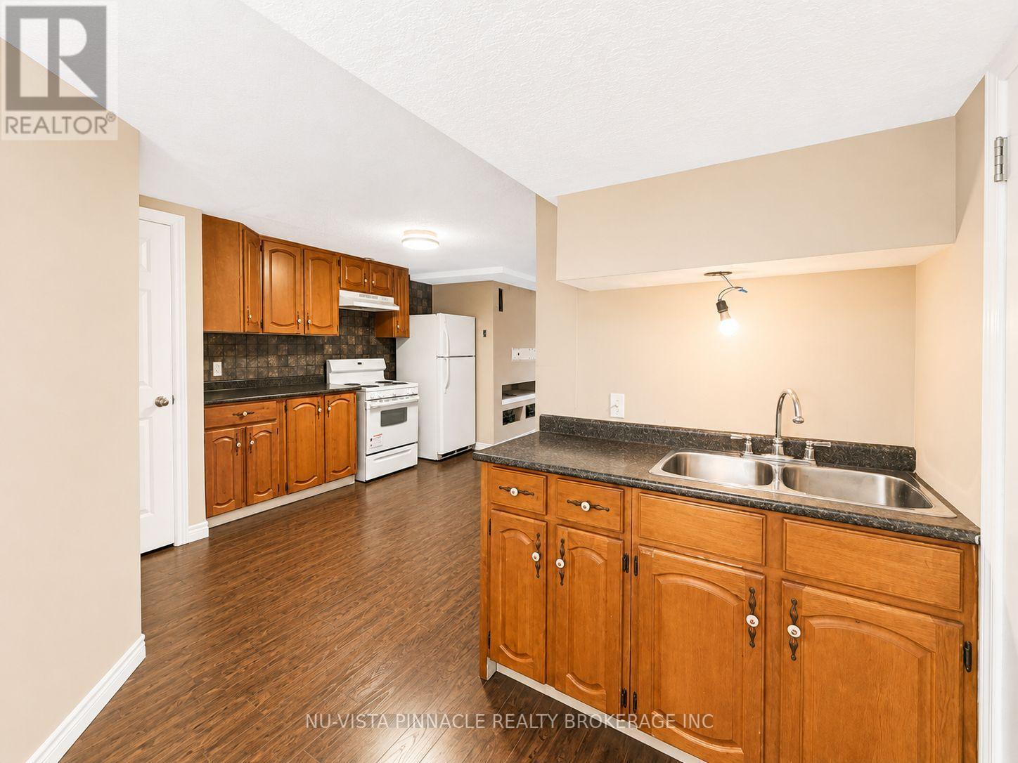 15 Gregory Place, St. Thomas, ON - Indoor Photo Showing Kitchen With Double Sink