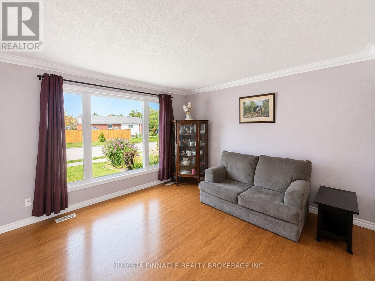15 Gregory Place, St. Thomas, ON - Indoor Photo Showing Living Room