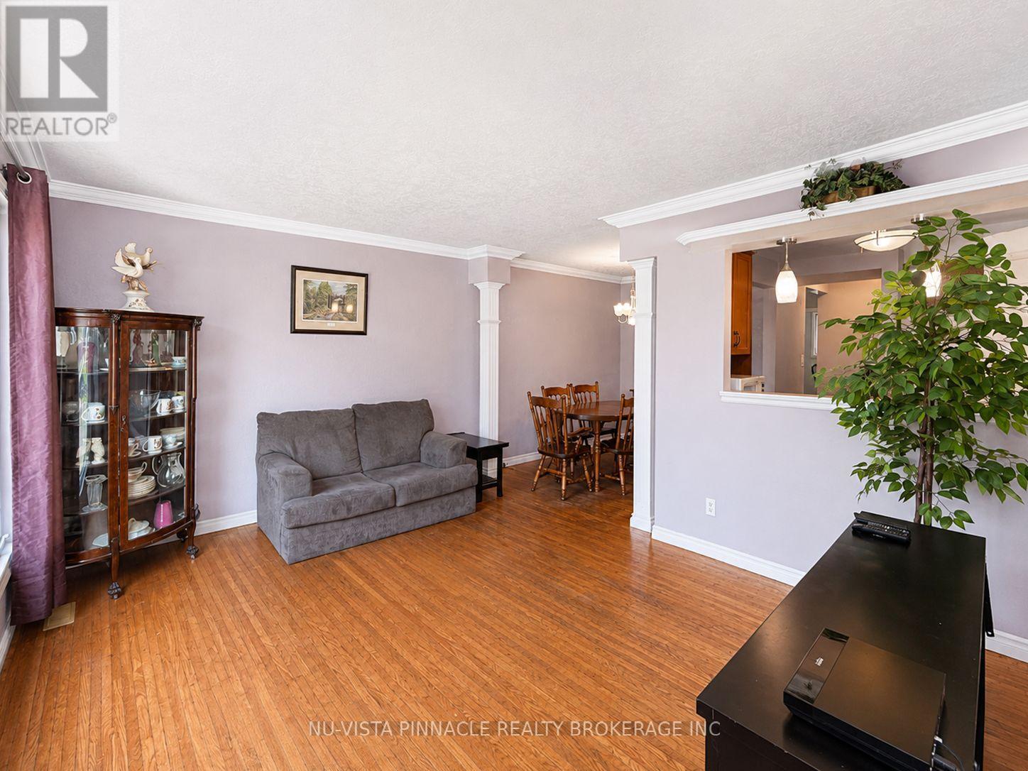 15 Gregory Place, St. Thomas, ON - Indoor Photo Showing Living Room