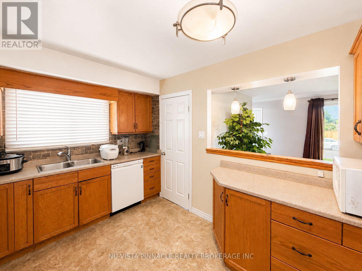 15 Gregory Place, St. Thomas, ON - Indoor Photo Showing Kitchen With Double Sink