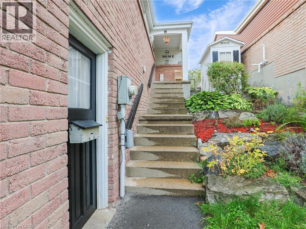 128 Macatee Place, Cambridge, ON - Outdoor
