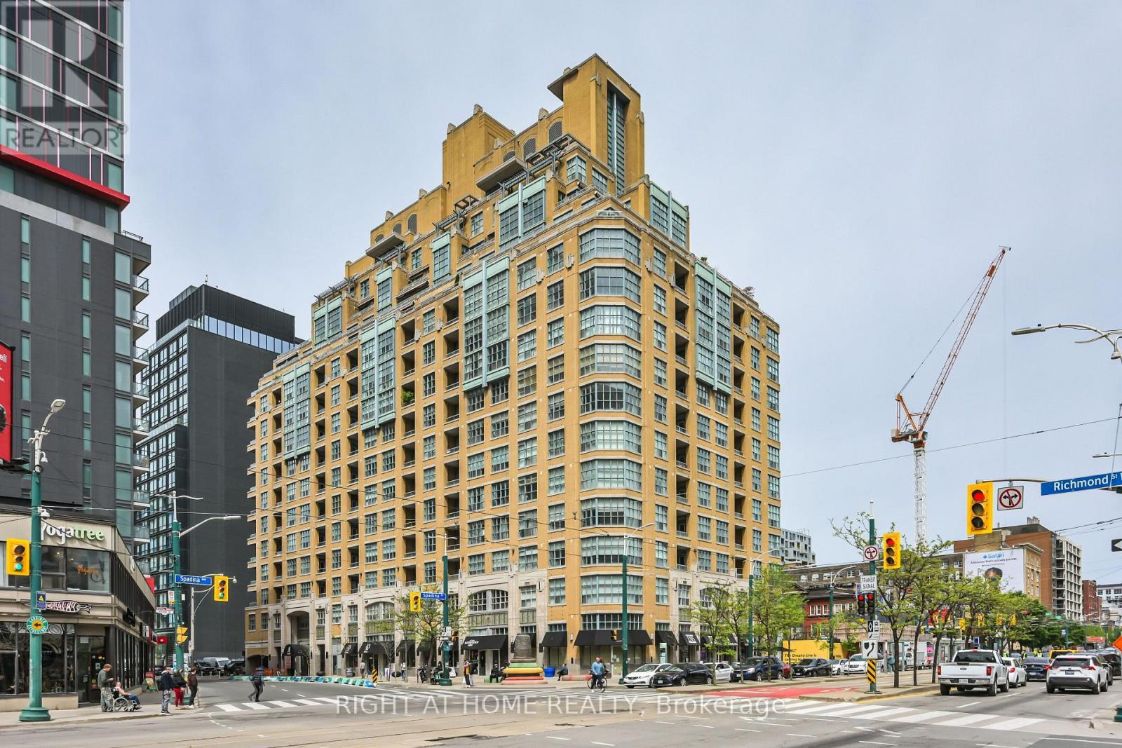621 - 438 Richmond Street W, Toronto, ON - Outdoor With Facade