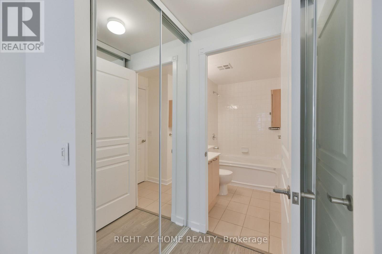 621 - 438 Richmond Street W, Toronto, ON - Indoor Photo Showing Bathroom