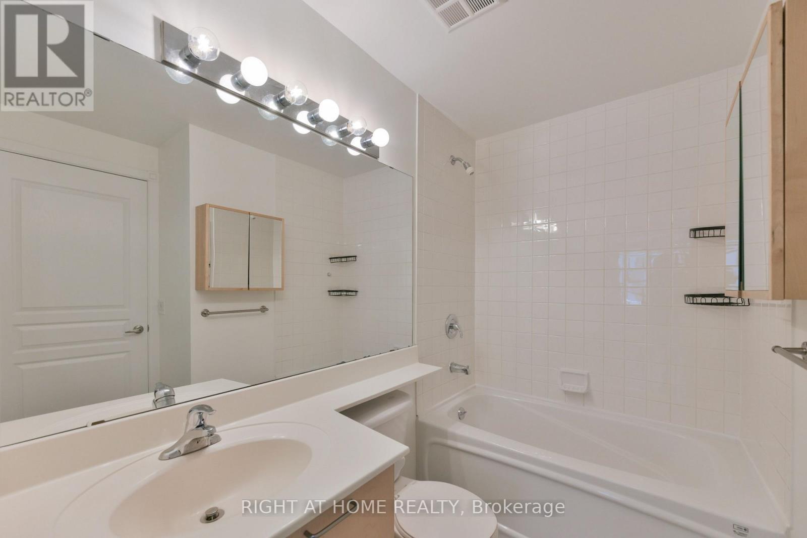 621 - 438 Richmond Street W, Toronto, ON - Indoor Photo Showing Bathroom