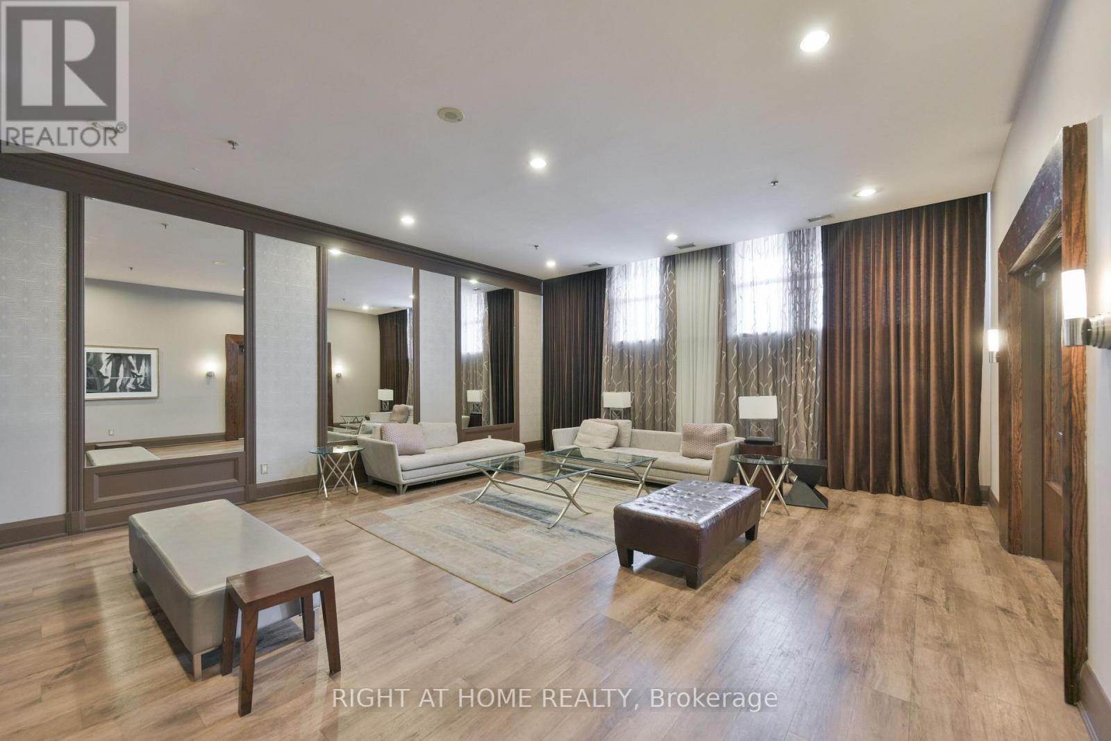 621 - 438 Richmond Street W, Toronto, ON - Indoor