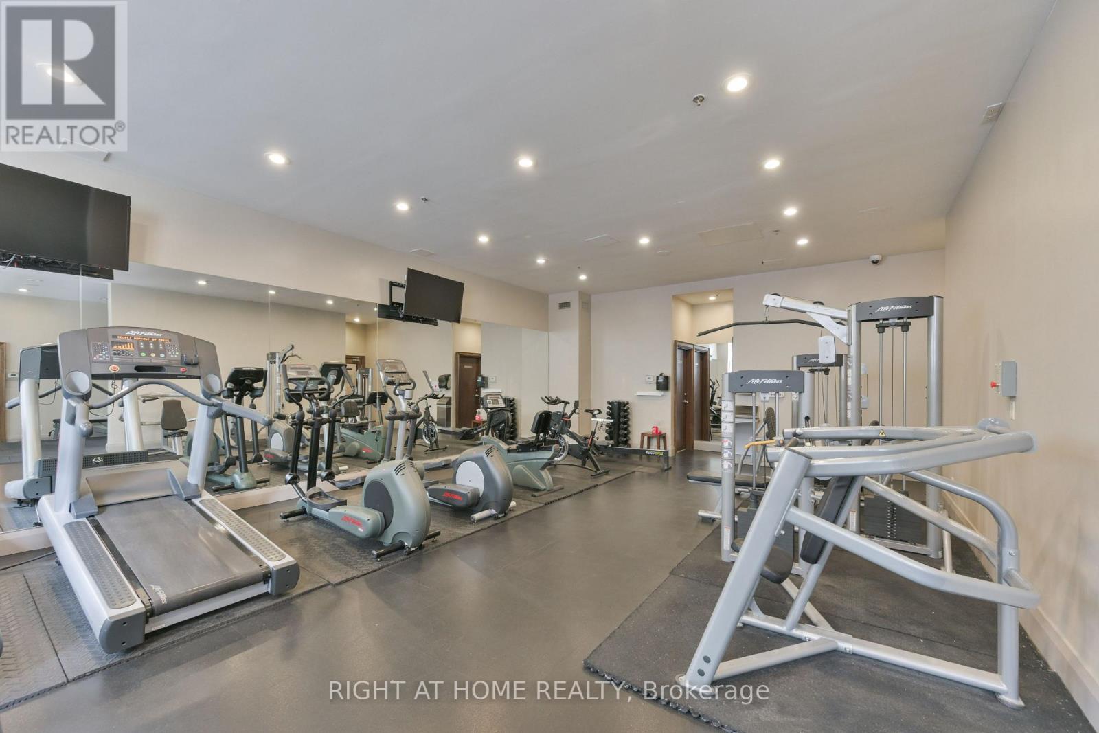 621 - 438 Richmond Street W, Toronto, ON - Indoor Photo Showing Gym Room