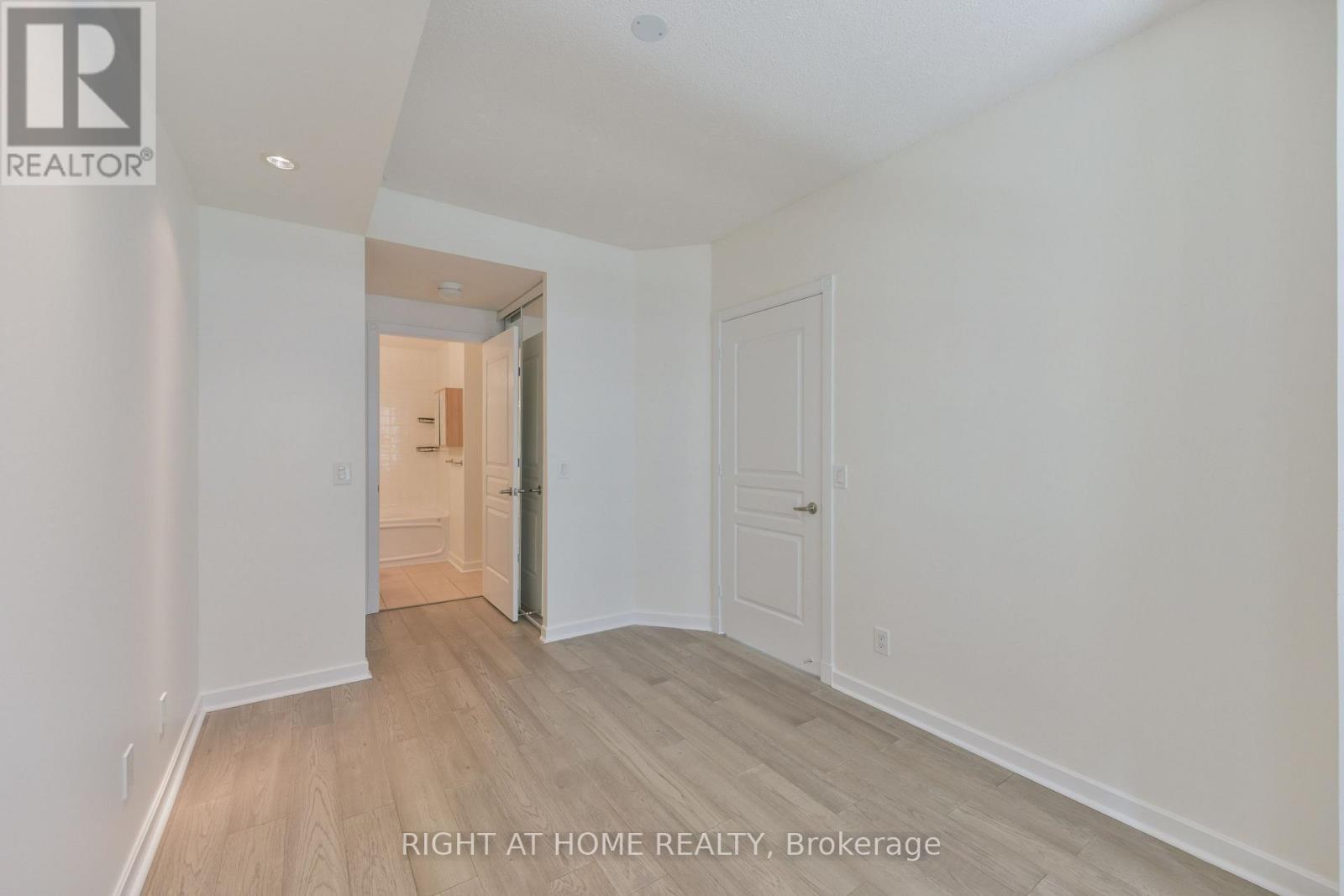 621 - 438 Richmond Street W, Toronto, ON - Indoor Photo Showing Other Room
