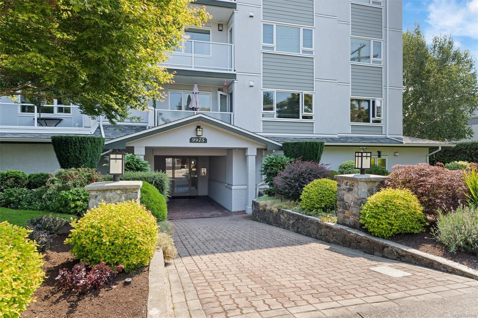 #302-9975 Fifth St, Sidney, BC - Outdoor With Facade