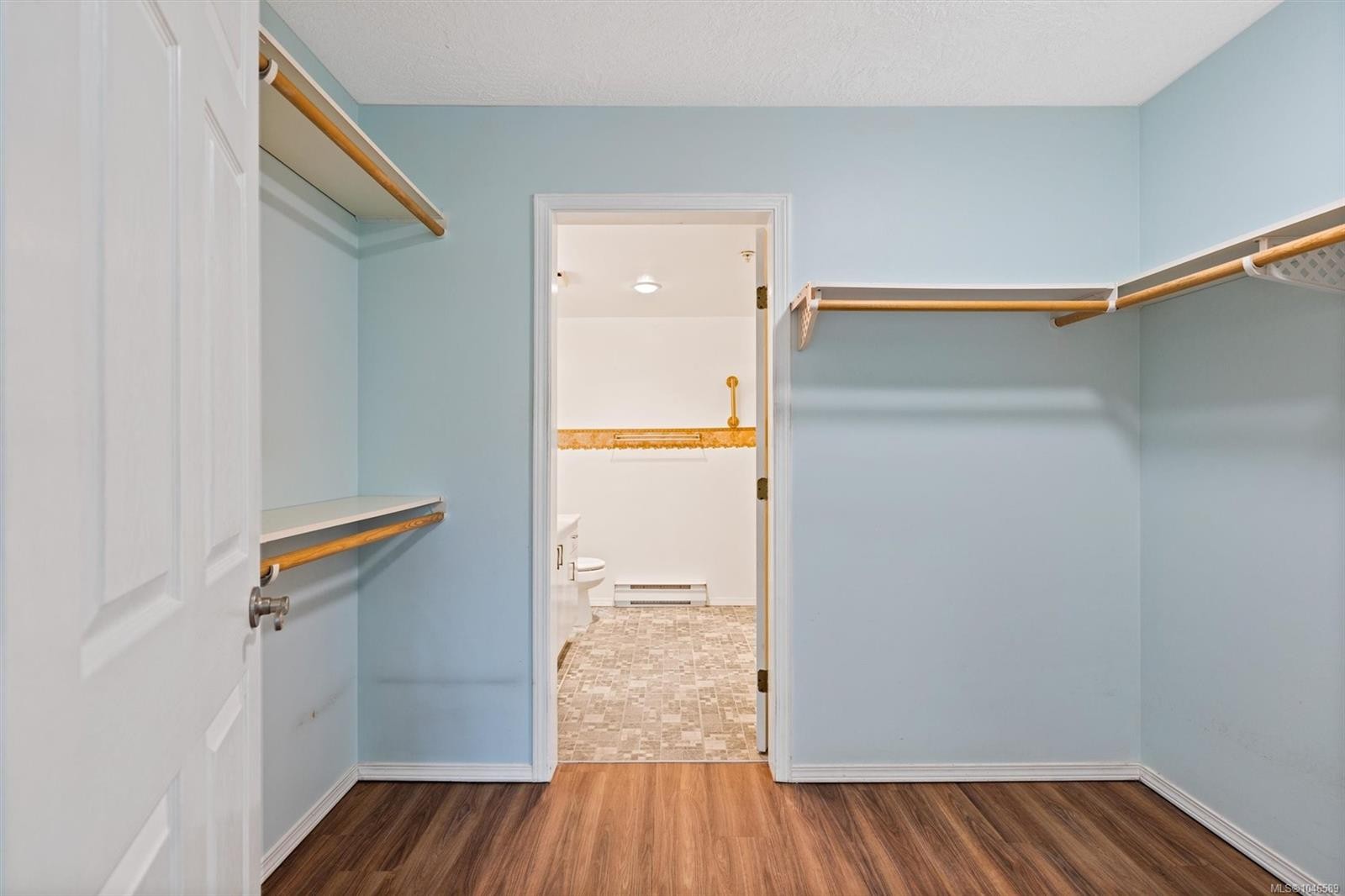 #302-9975 Fifth St, Sidney, BC - Indoor