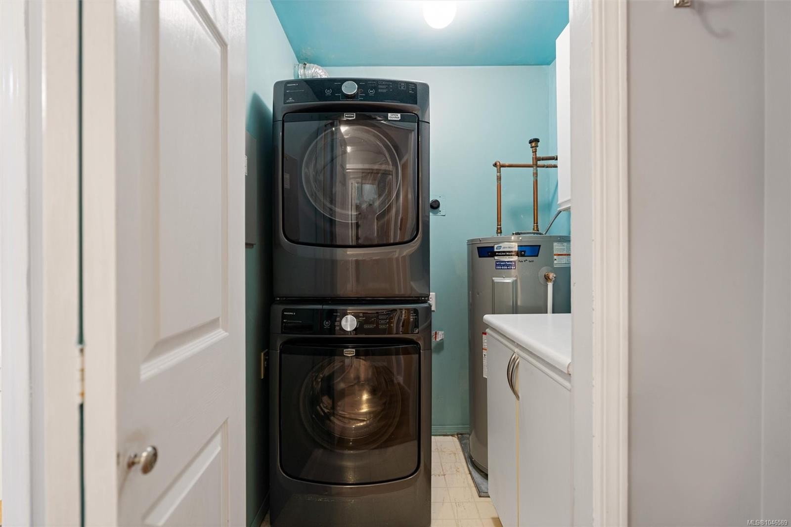 #302-9975 Fifth St, Sidney, BC - Indoor Photo Showing Laundry Room