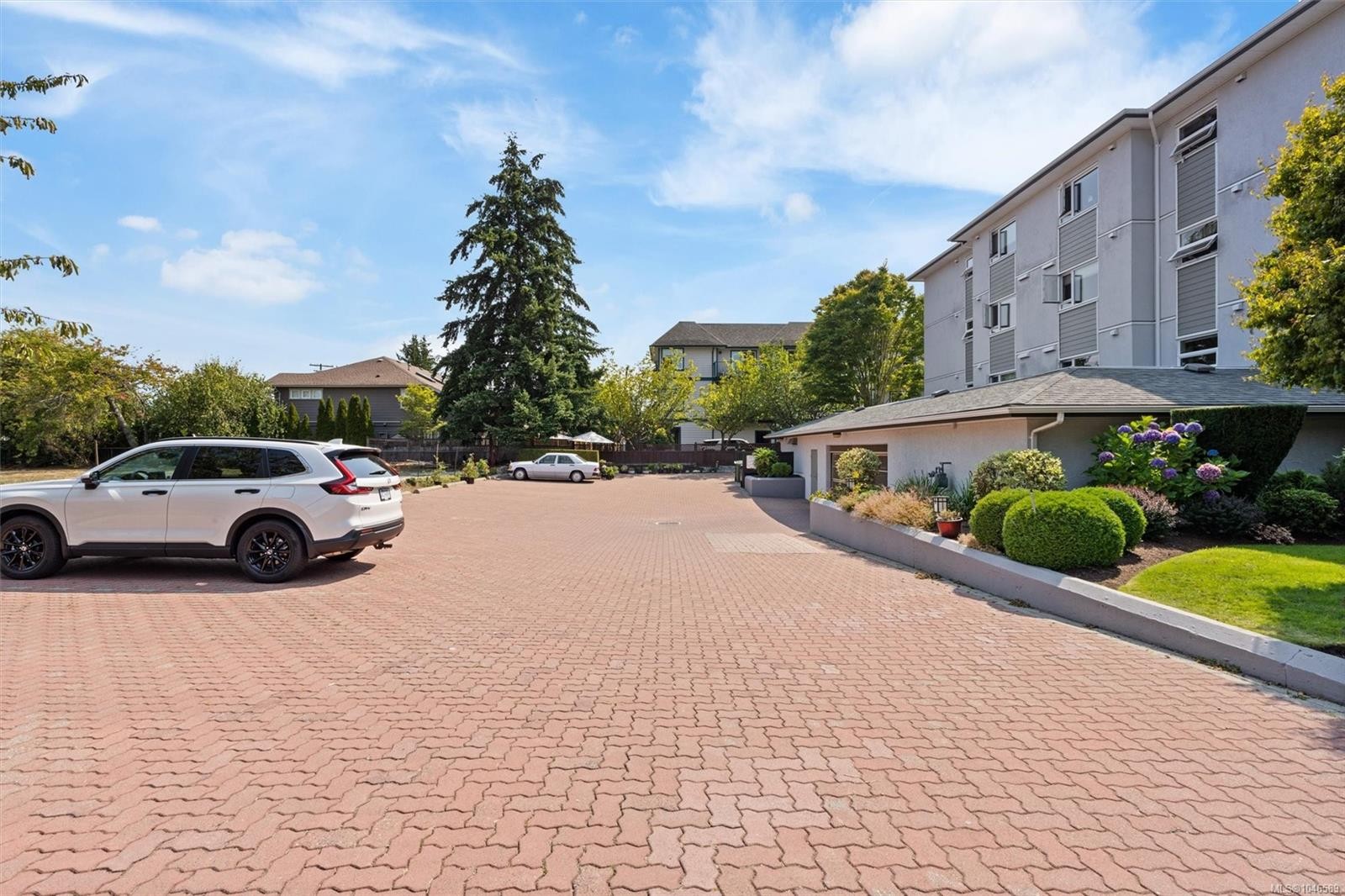 #302-9975 Fifth St, Sidney, BC - Outdoor