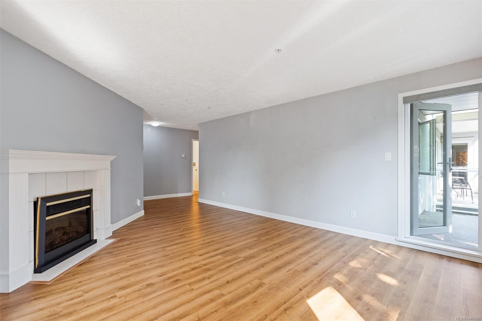 #302-9975 Fifth St, Sidney, BC - Indoor Photo Showing Other Room With Fireplace