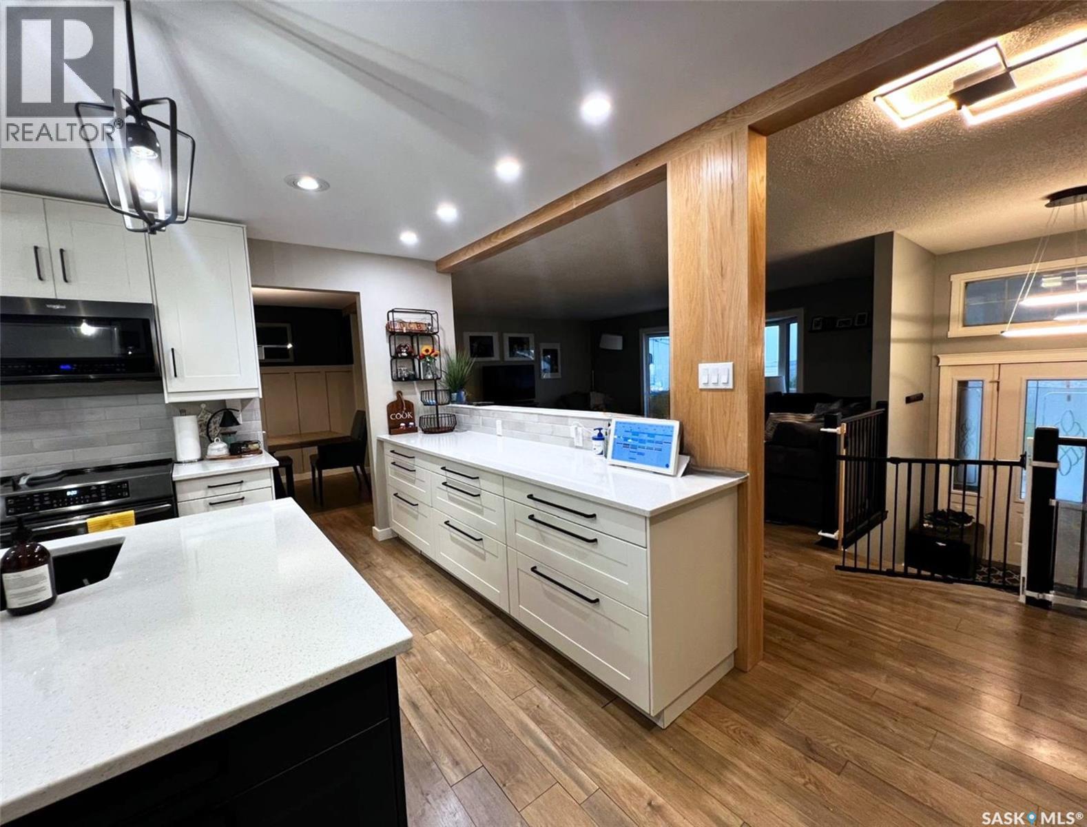 338 Battleford Trail, Swift Current, SK - Indoor Photo Showing Kitchen