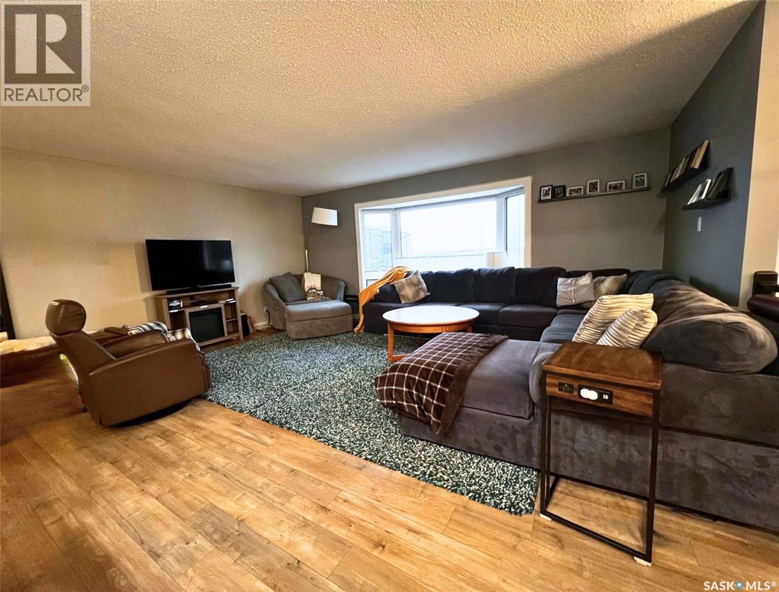 338 Battleford Trail, Swift Current, SK - Indoor Photo Showing Living Room