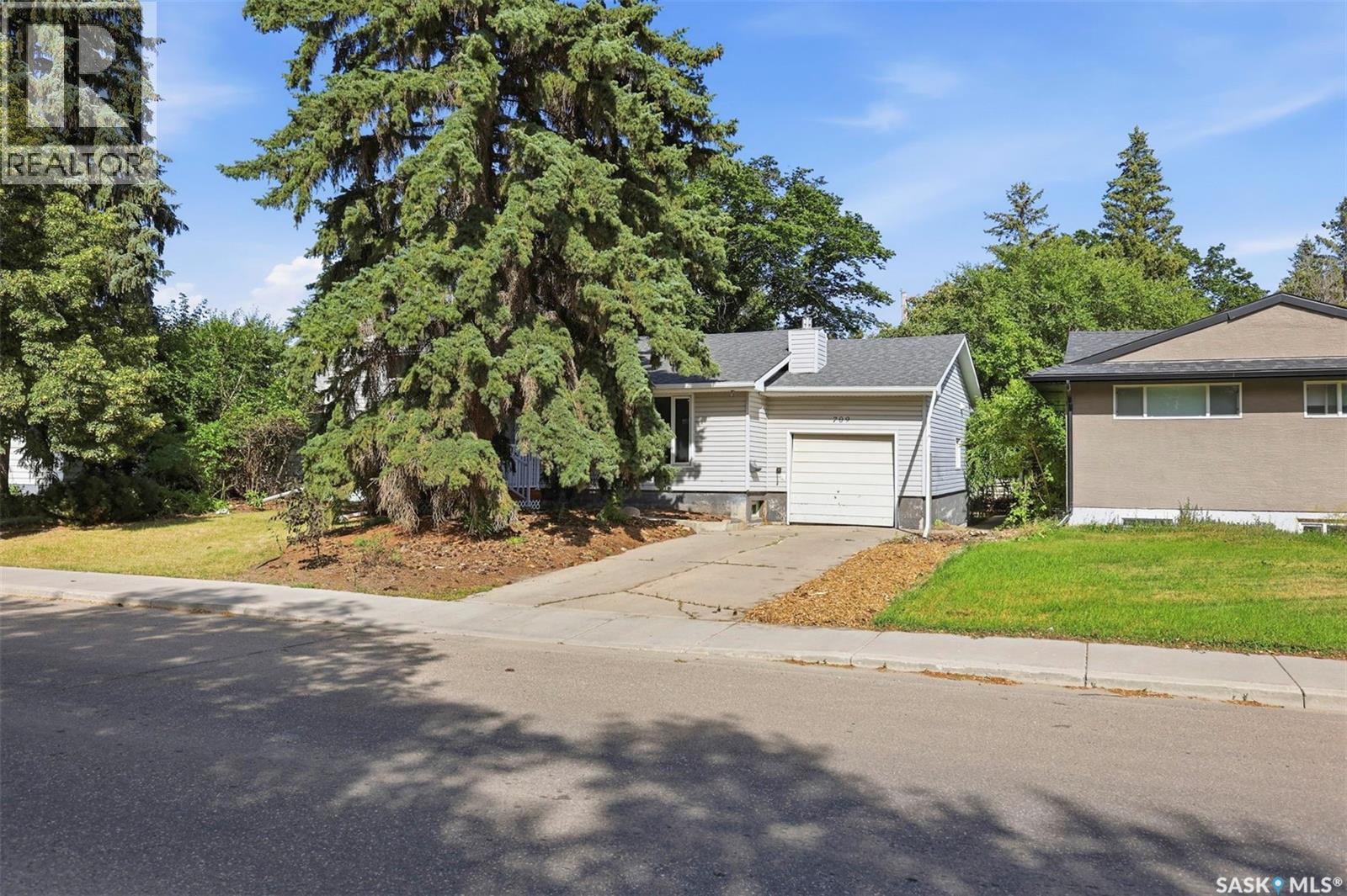709 Cumberland Avenue S, Saskatoon, SK - Outdoor