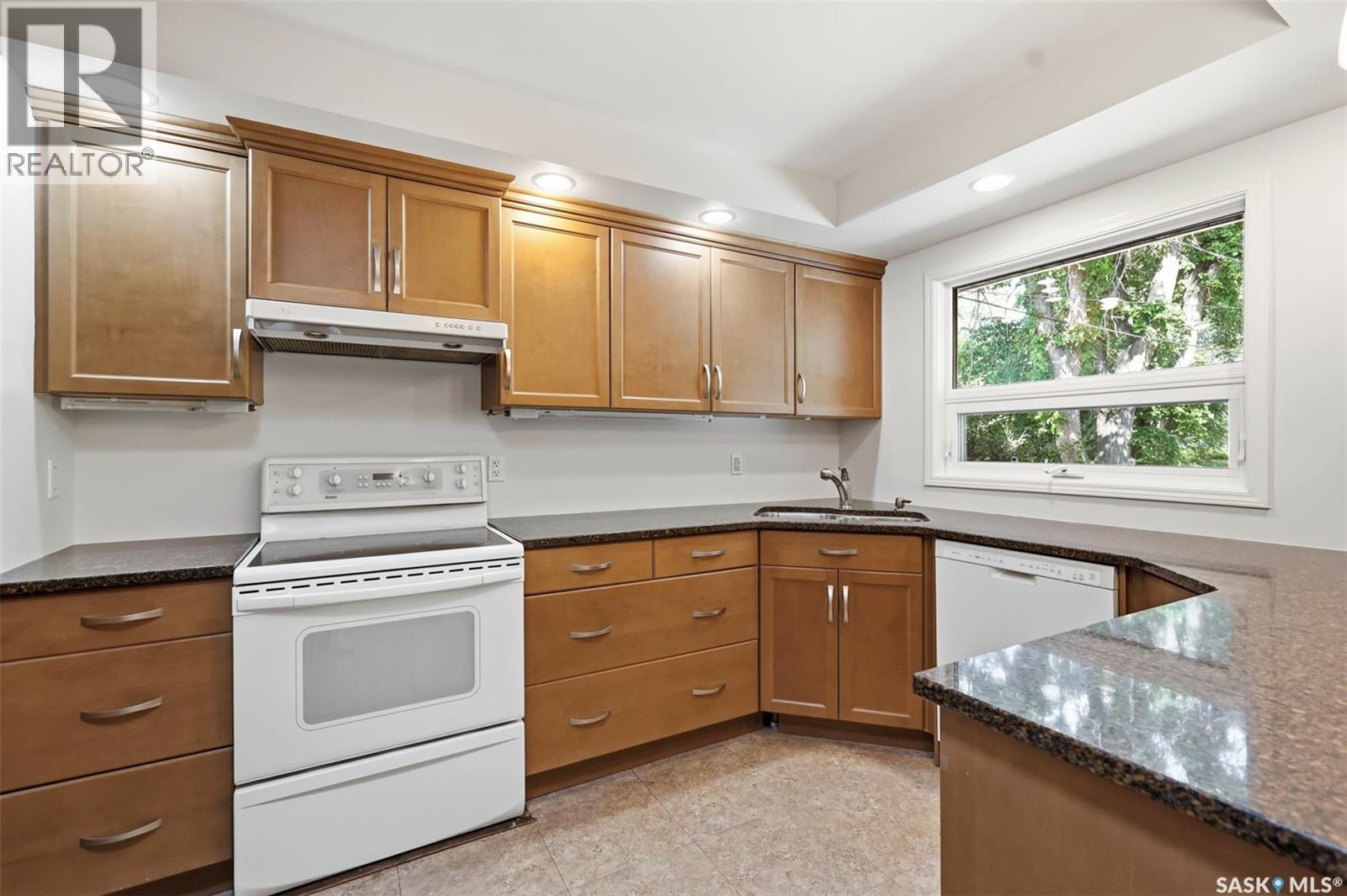 709 Cumberland Avenue S, Saskatoon, SK - Indoor Photo Showing Kitchen