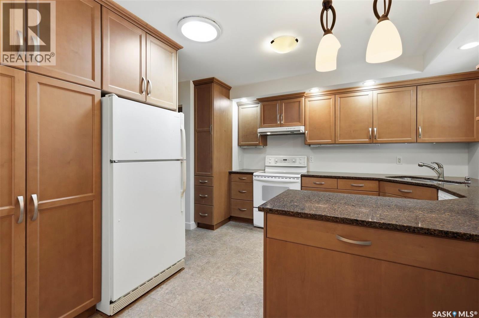709 Cumberland Avenue S, Saskatoon, SK - Indoor Photo Showing Kitchen