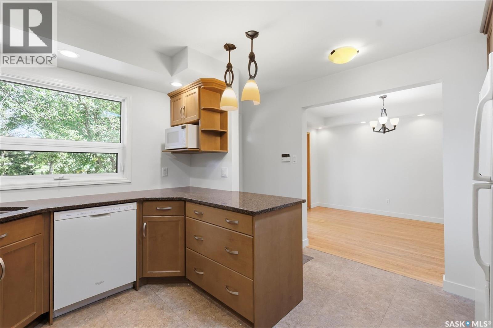 709 Cumberland Avenue S, Saskatoon, SK - Indoor Photo Showing Kitchen