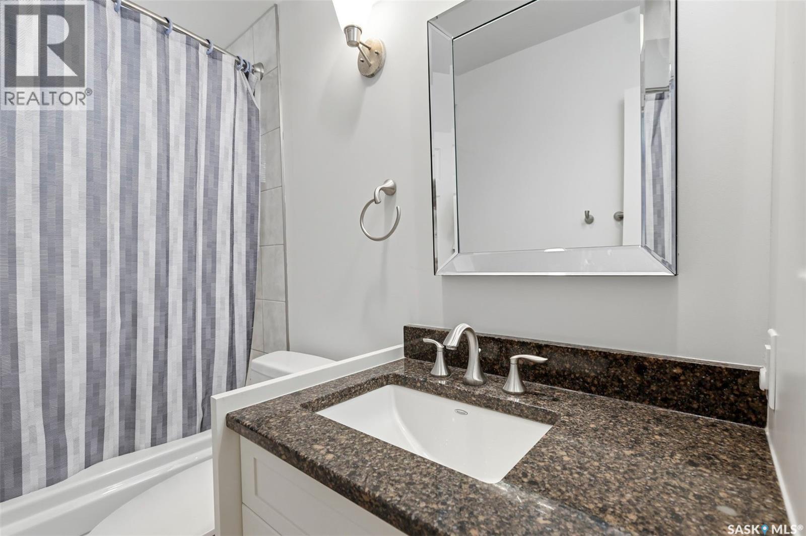 709 Cumberland Avenue S, Saskatoon, SK - Indoor Photo Showing Bathroom