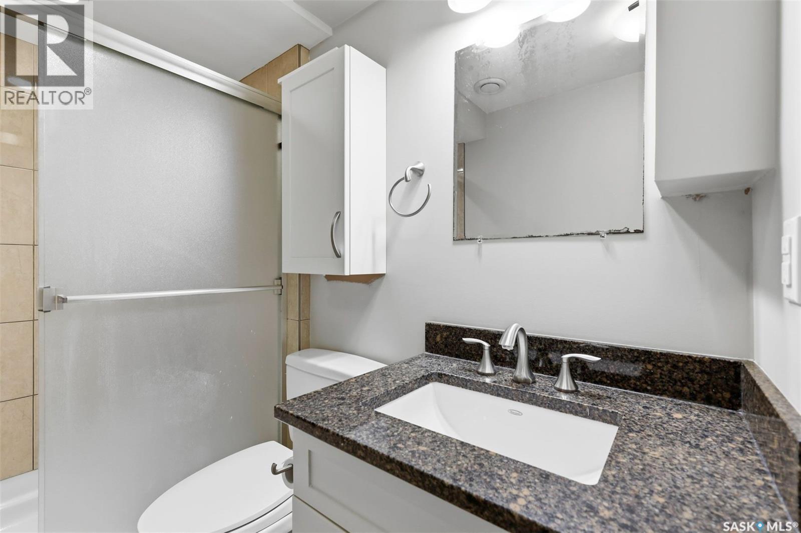 709 Cumberland Avenue S, Saskatoon, SK - Indoor Photo Showing Bathroom