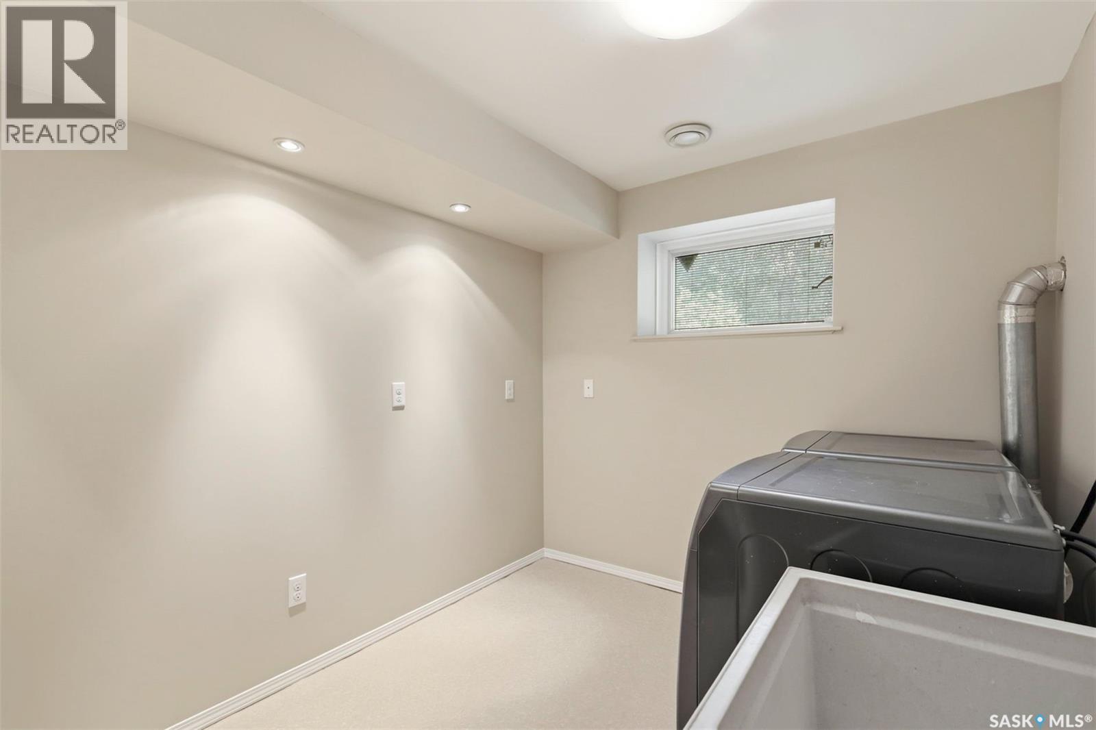 709 Cumberland Avenue S, Saskatoon, SK - Indoor Photo Showing Laundry Room