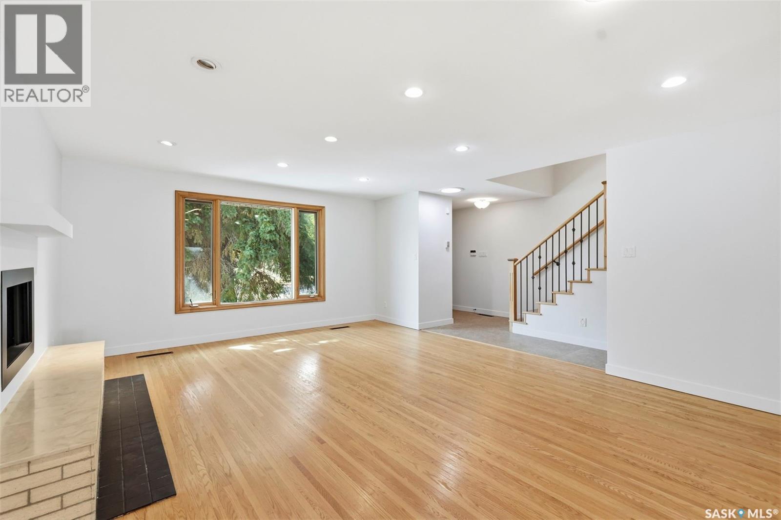 709 Cumberland Avenue S, Saskatoon, SK - Indoor Photo Showing Living Room With Fireplace