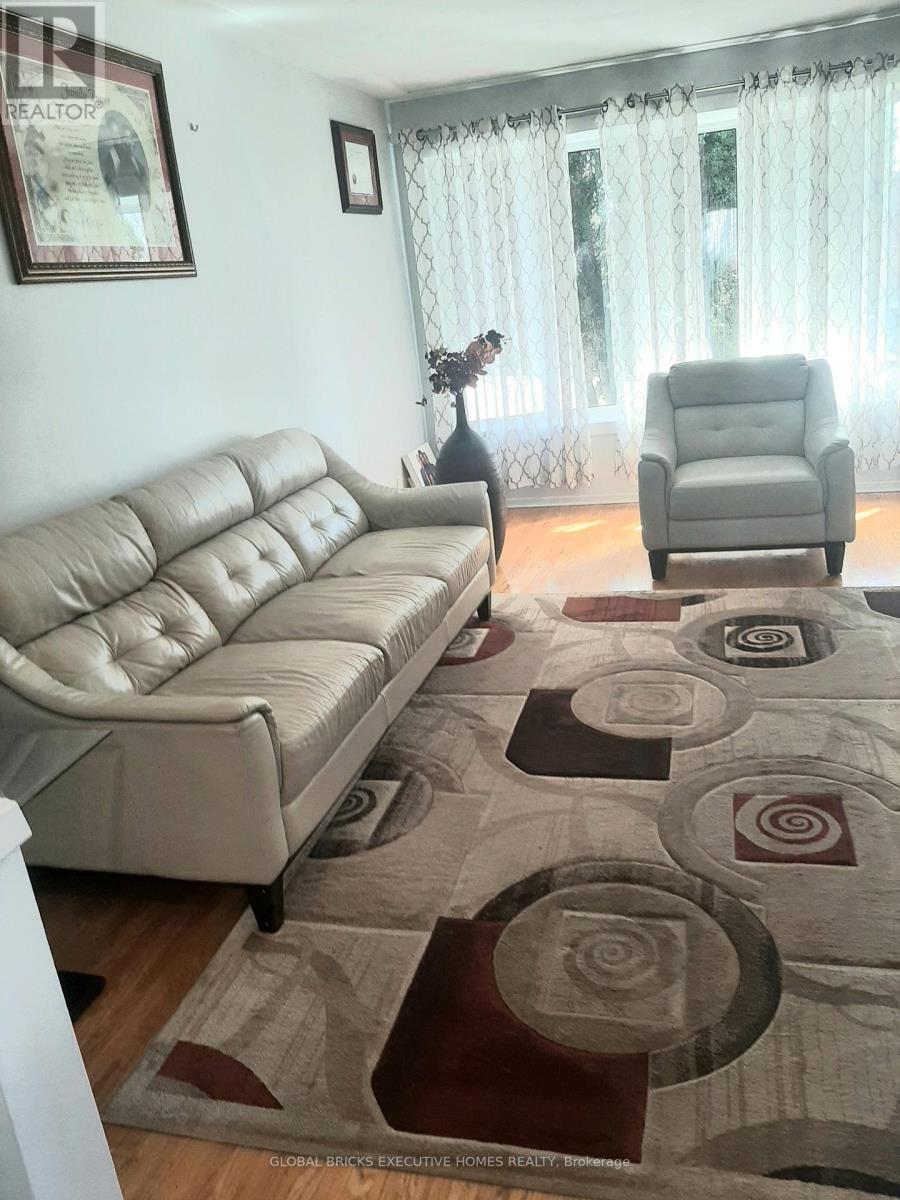 2141 Meadowbrook Road, Burlington, ON - Indoor Photo Showing Living Room