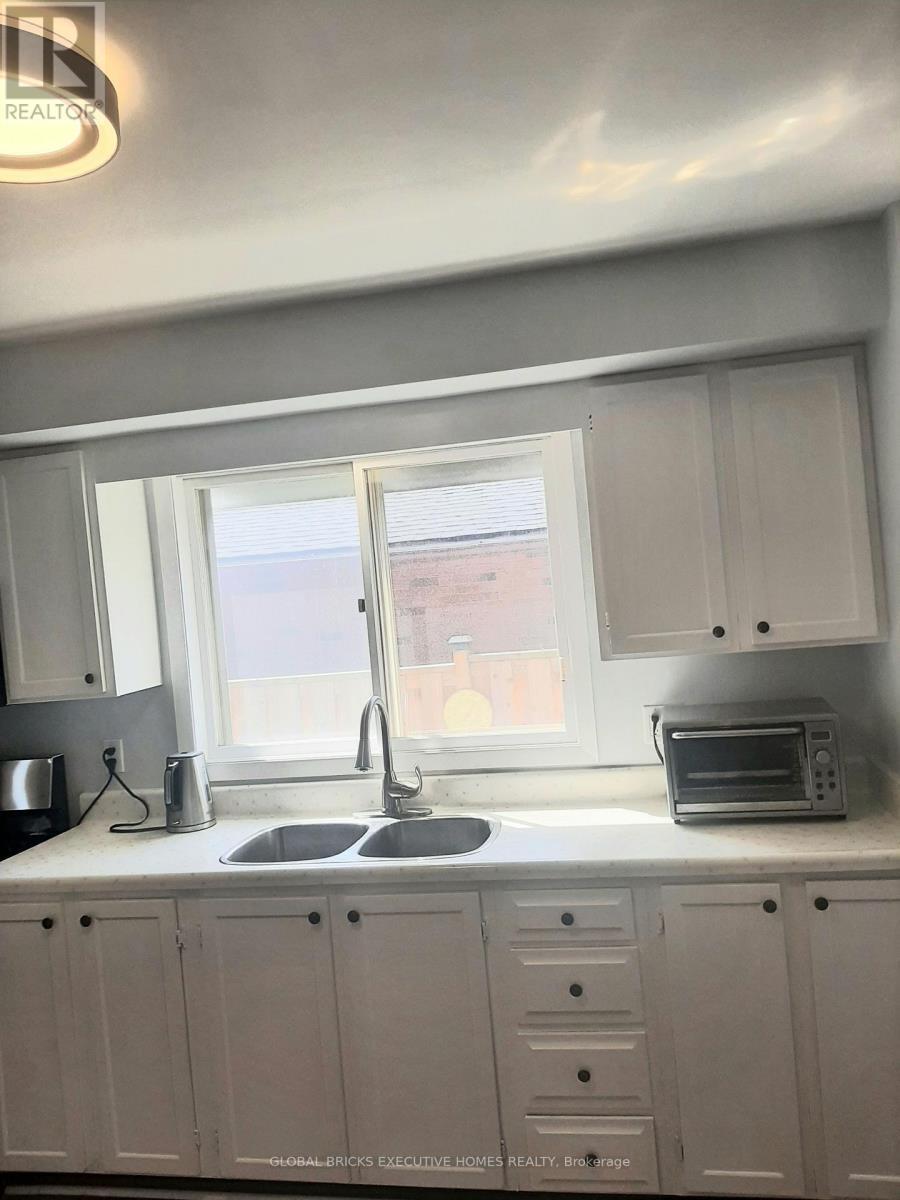 2141 Meadowbrook Road, Burlington, ON - Indoor Photo Showing Kitchen With Double Sink