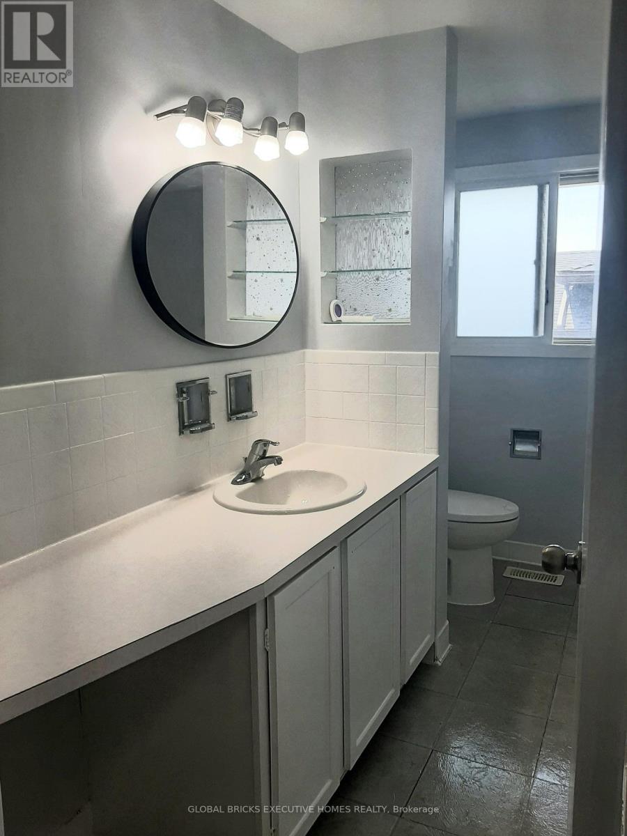 2141 Meadowbrook Road, Burlington, ON - Indoor Photo Showing Bathroom