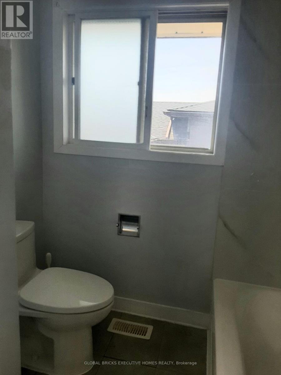 2141 Meadowbrook Road, Burlington, ON - Indoor Photo Showing Bathroom