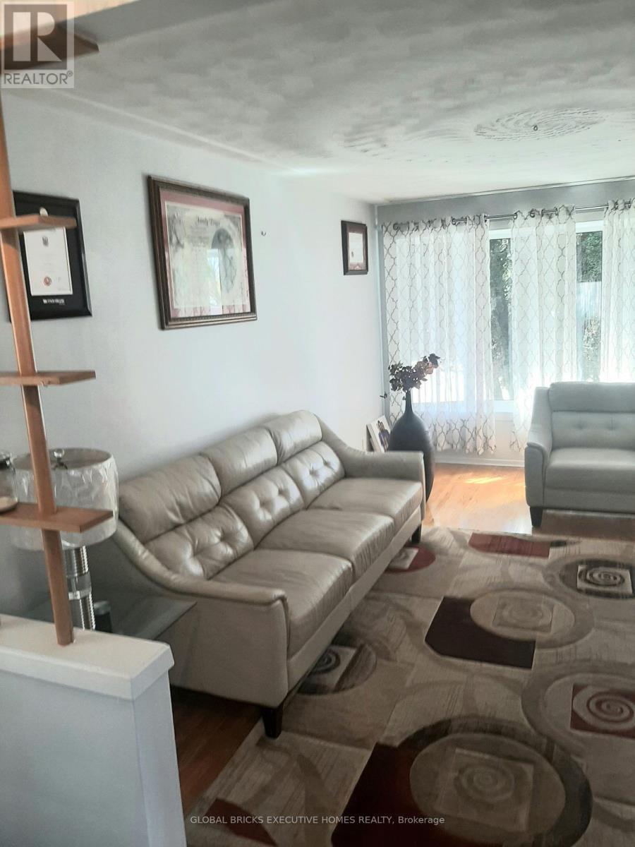 2141 Meadowbrook Road, Burlington, ON - Indoor Photo Showing Living Room