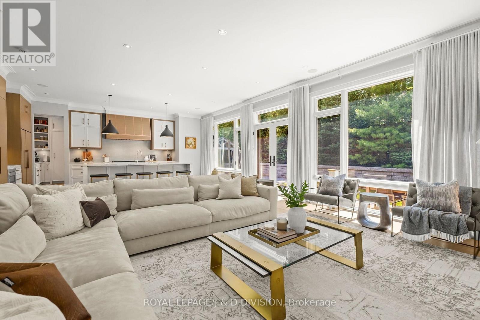 5 Pine Forest Road, Toronto, ON - Indoor Photo Showing Living Room