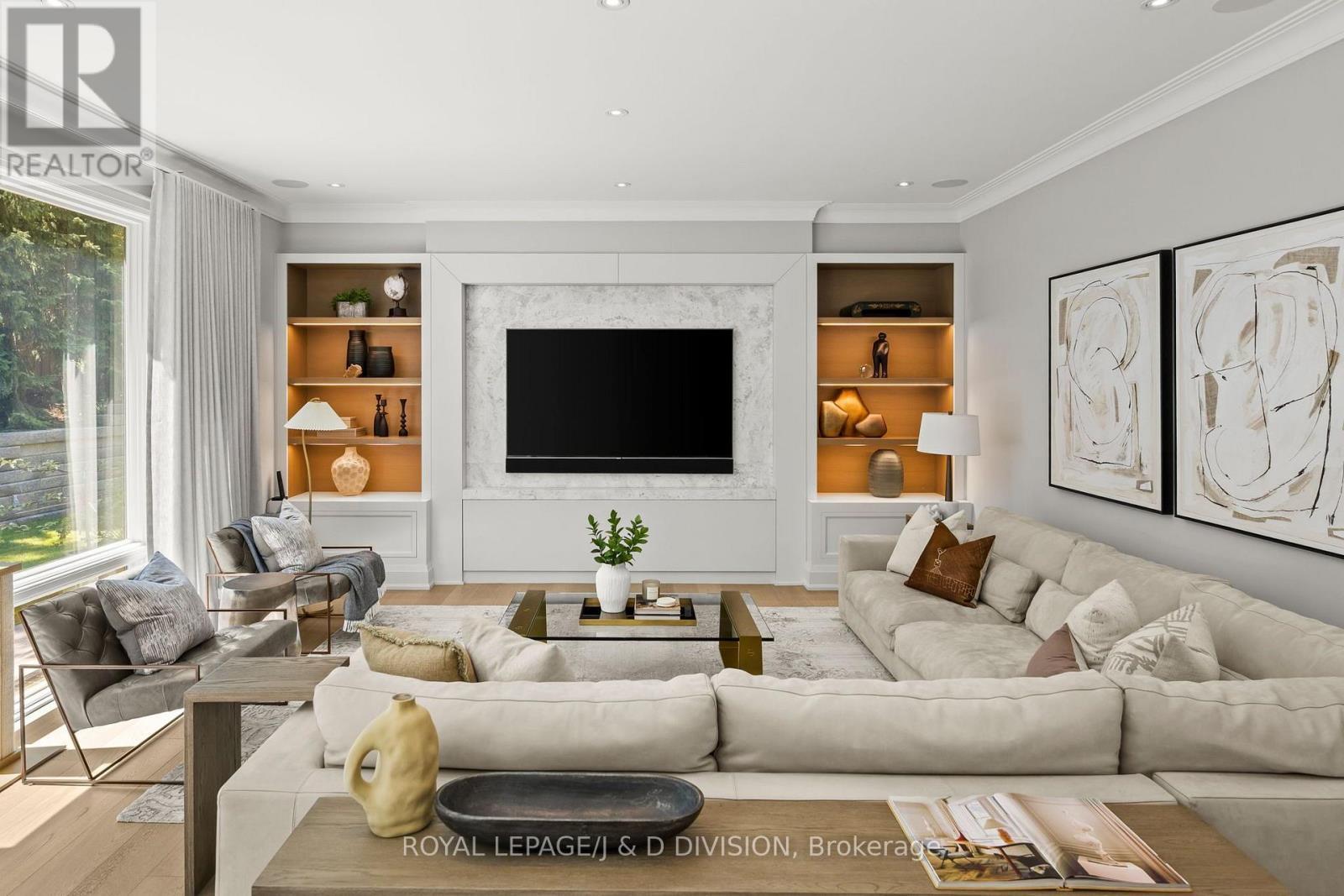5 Pine Forest Road, Toronto, ON - Indoor Photo Showing Living Room