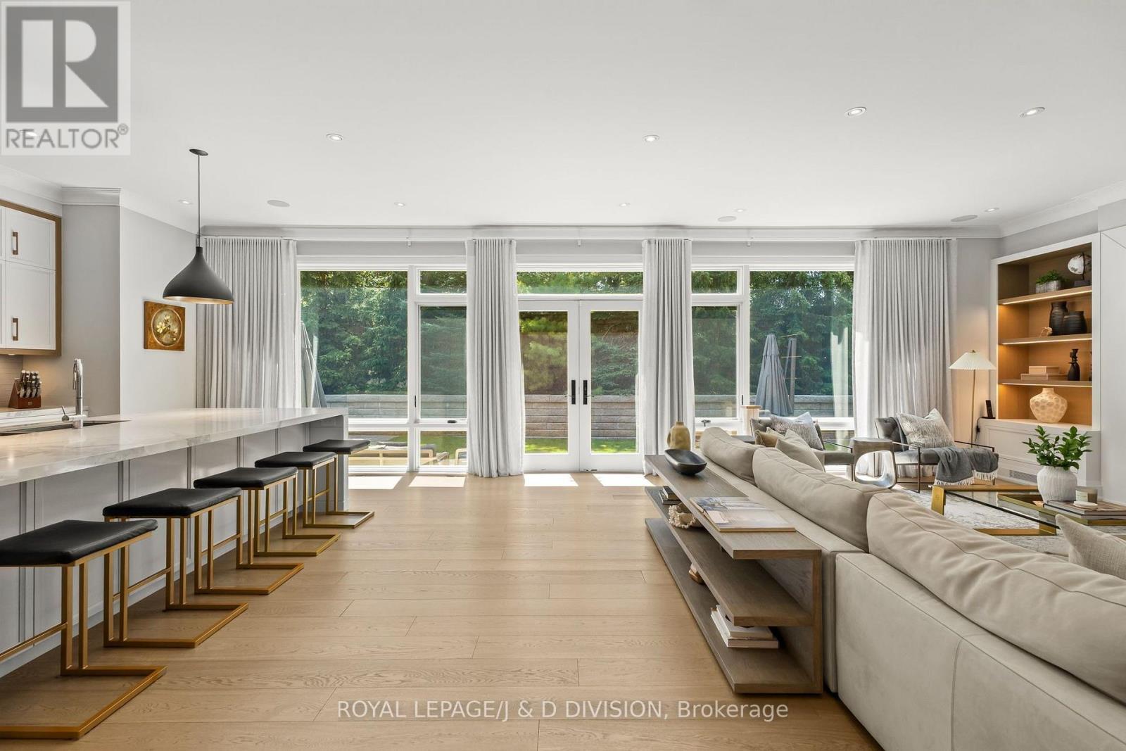 5 Pine Forest Road, Toronto, ON - Indoor Photo Showing Living Room