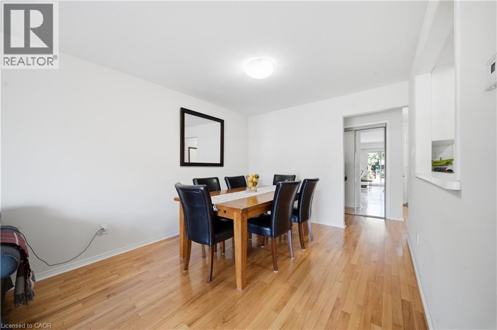 Bright interior space featuring wood-finish flooring, white walls, and a recessed ceiling light - 230 Sunset Boulevard, Cambridge, ON - Indoor Photo Showing Dining Room
