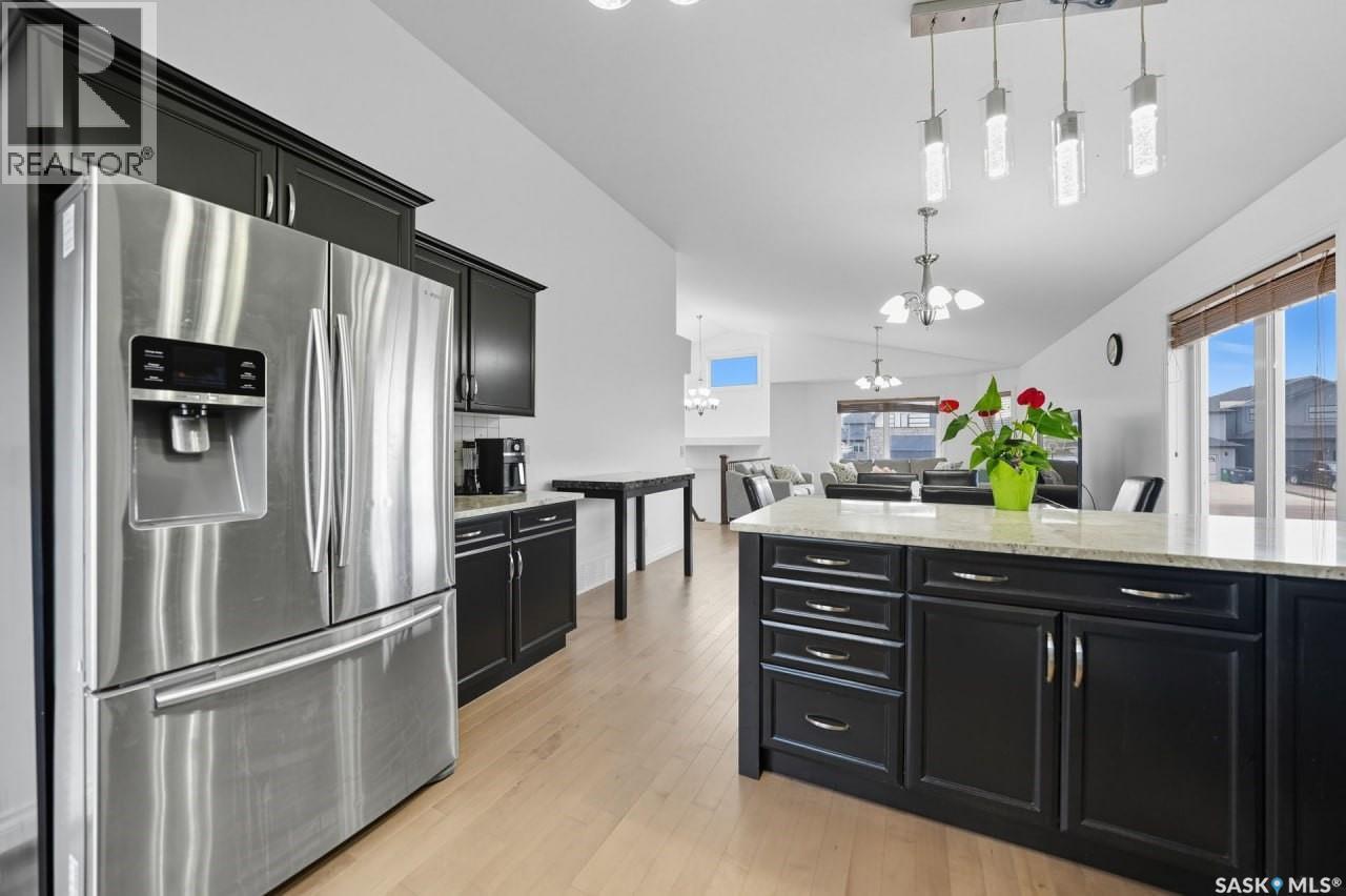 455 Hastings Crescent, Saskatoon, SK - Indoor Photo Showing Kitchen With Upgraded Kitchen