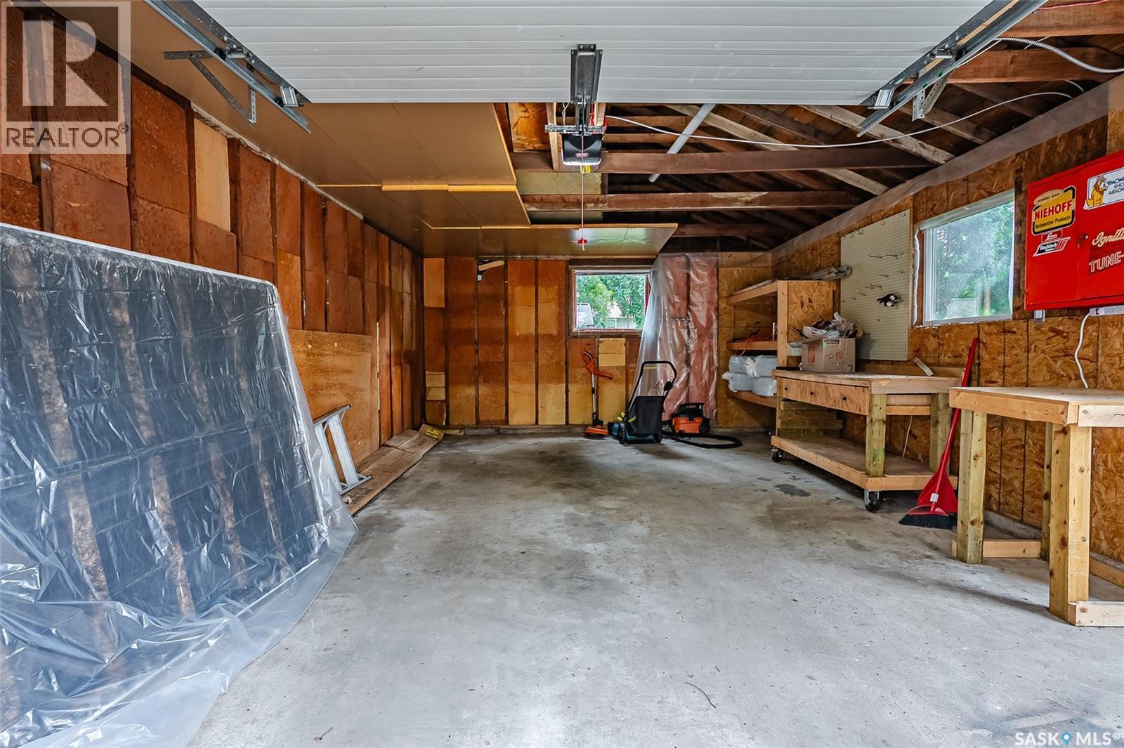 1714 Drinkle Street, Saskatoon, SK - Indoor Photo Showing Garage