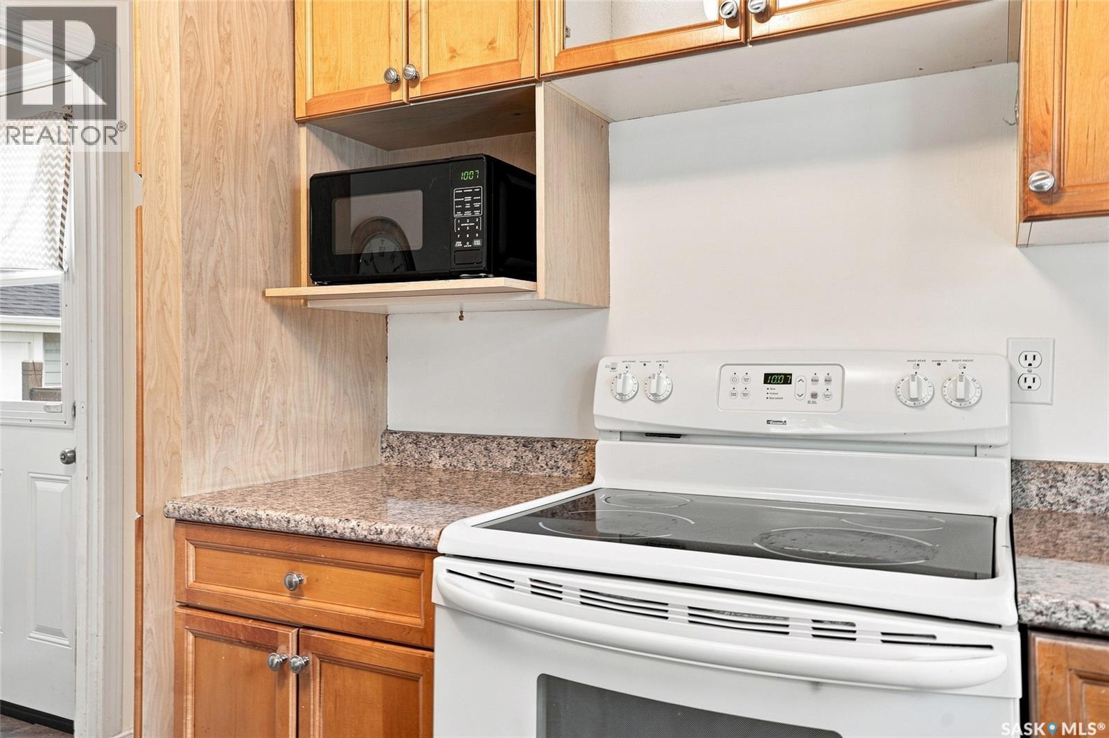 1714 Drinkle Street, Saskatoon, SK - Indoor Photo Showing Kitchen