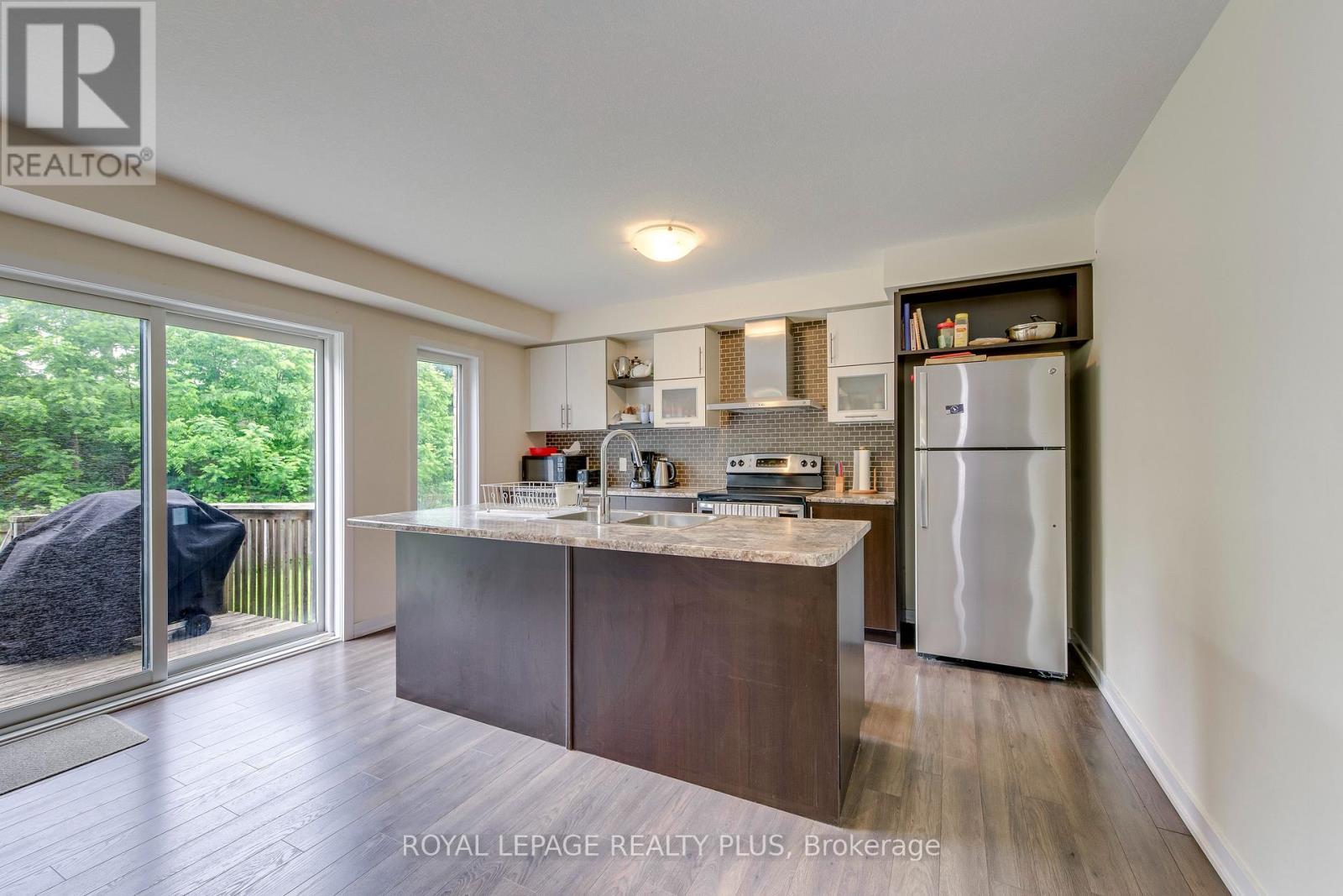 68 Crafter Crescent, Hamilton, ON - Indoor Photo Showing Kitchen