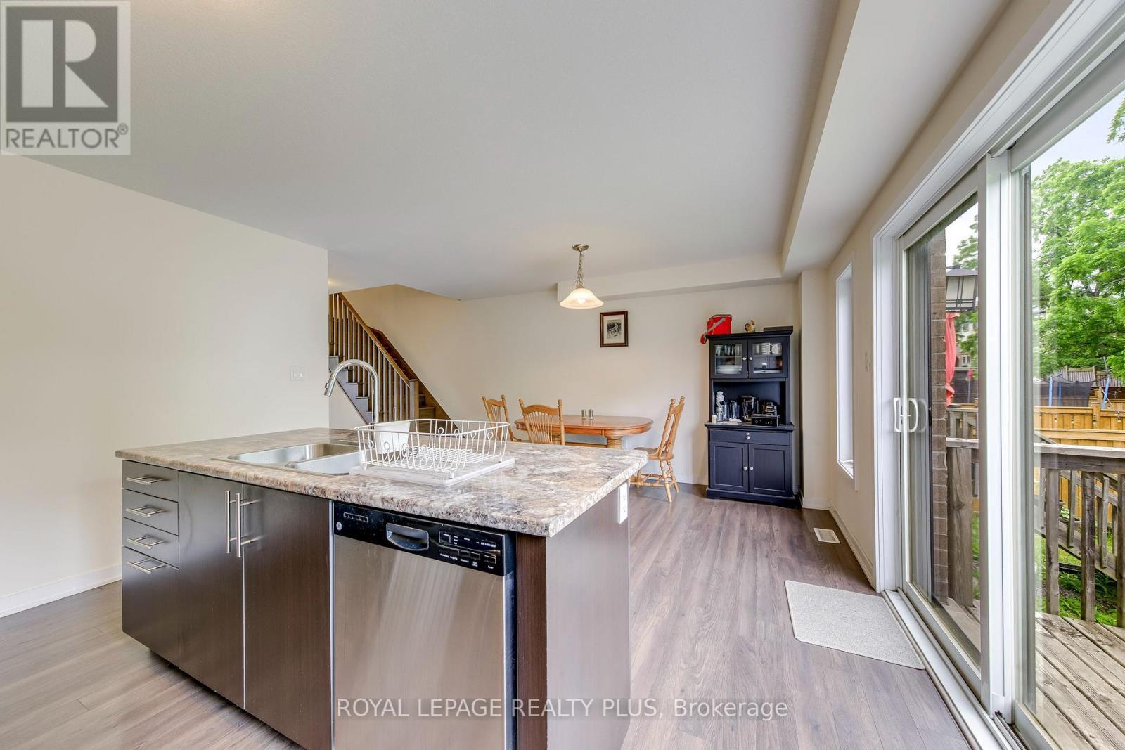 68 Crafter Crescent, Hamilton, ON - Indoor Photo Showing Kitchen With Double Sink