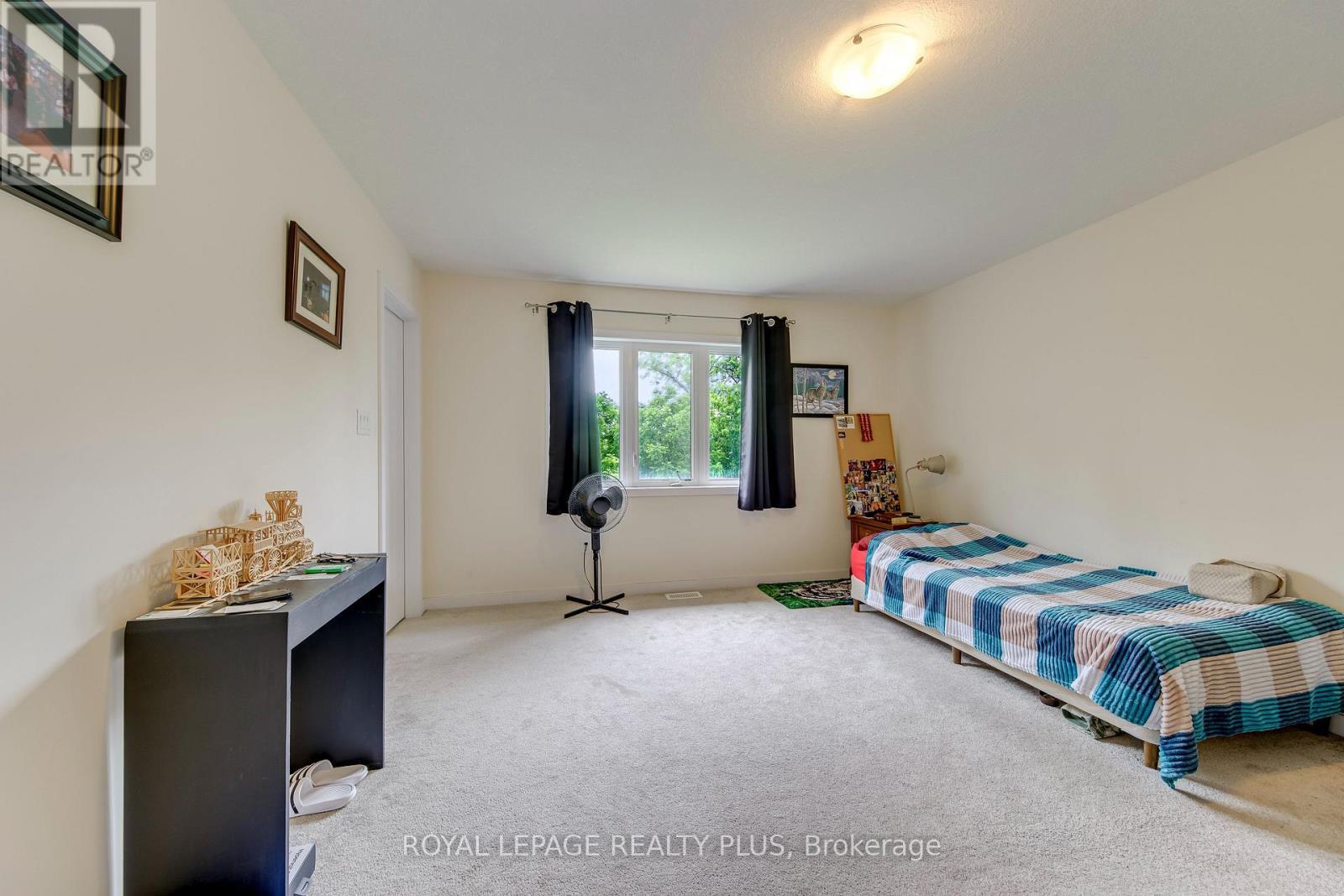 68 Crafter Crescent, Hamilton, ON - Indoor Photo Showing Bedroom