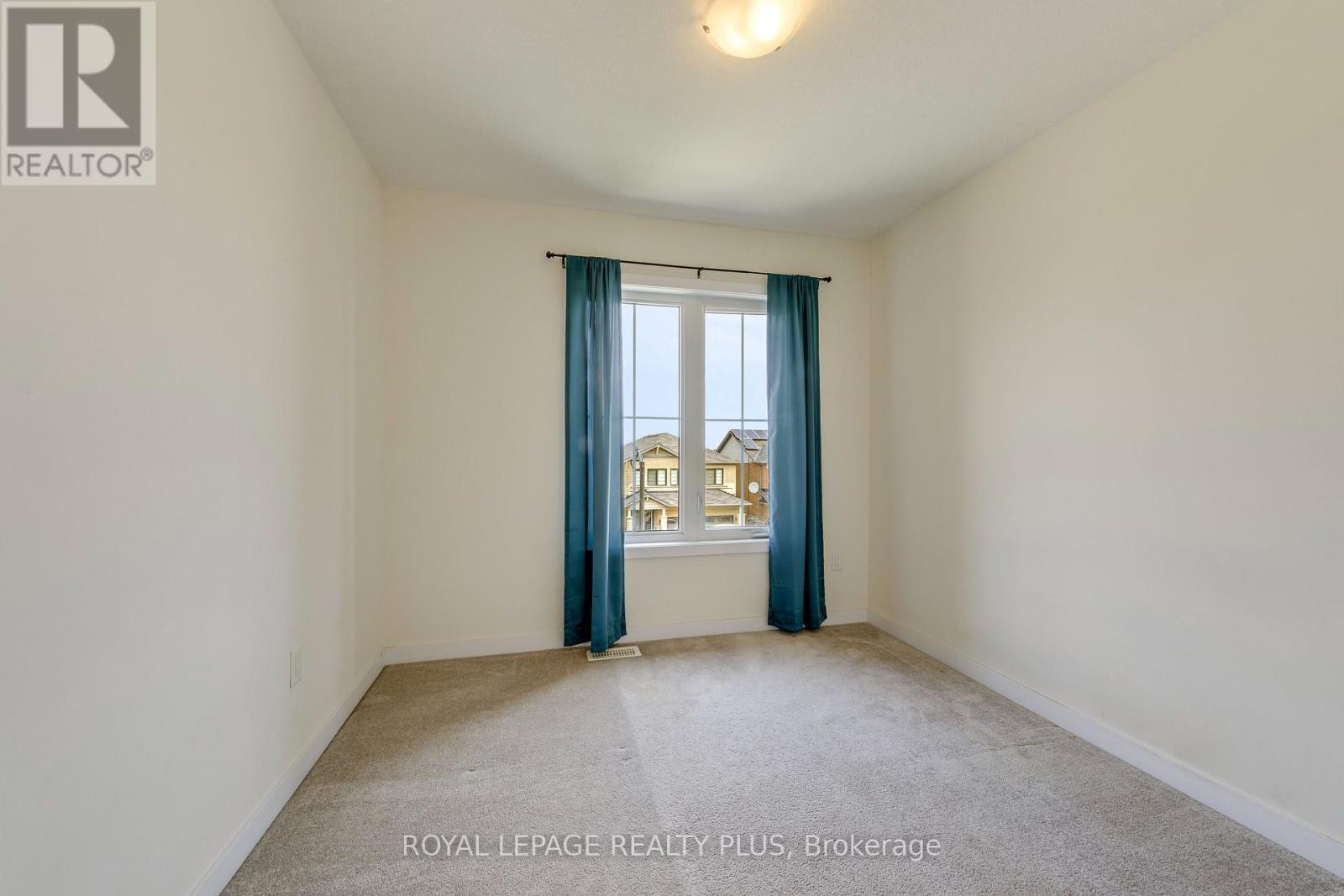 68 Crafter Crescent, Hamilton, ON - Indoor Photo Showing Other Room