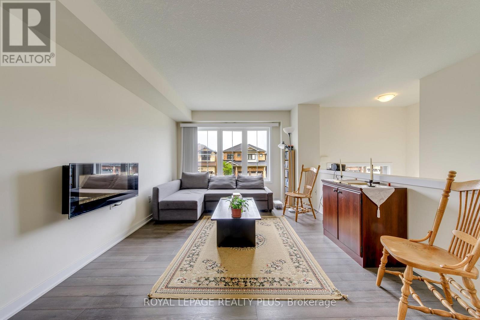 68 Crafter Crescent, Hamilton, ON - Indoor Photo Showing Living Room