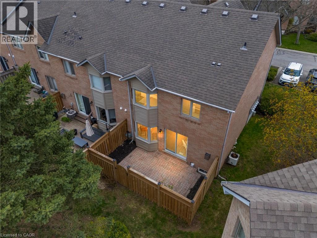 Brick exterior with multiple windows and a bay window feature - 320 Hamilton Drive Unit# 10, Ancaster, ON - Outdoor