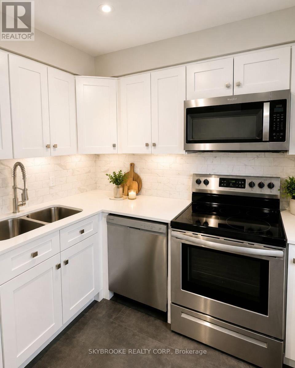 7 - 48 Loggers Run, Barrie, ON - Indoor Photo Showing Kitchen With Double Sink With Upgraded Kitchen