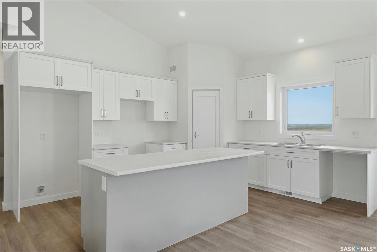 408 Prairie View Drive, Dundurn, SK - Indoor Photo Showing Kitchen