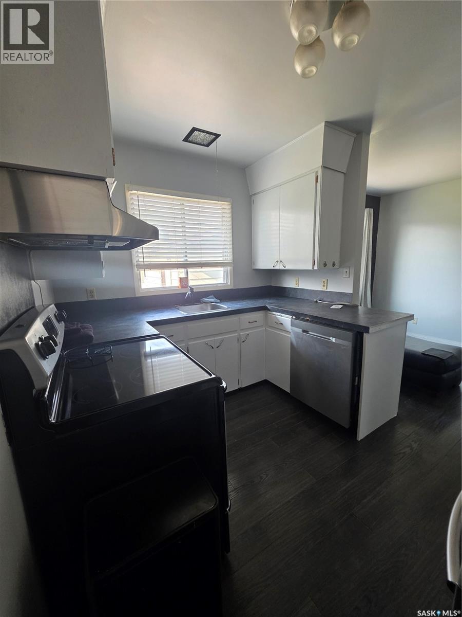 262 Duncan Road, Estevan, SK - Indoor Photo Showing Kitchen With Double Sink